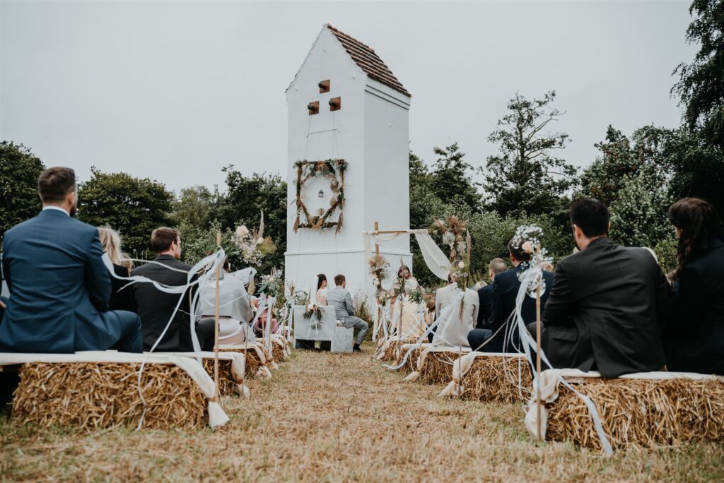Boho Hochzeit auf einer Sommerwiese bei Lübeck